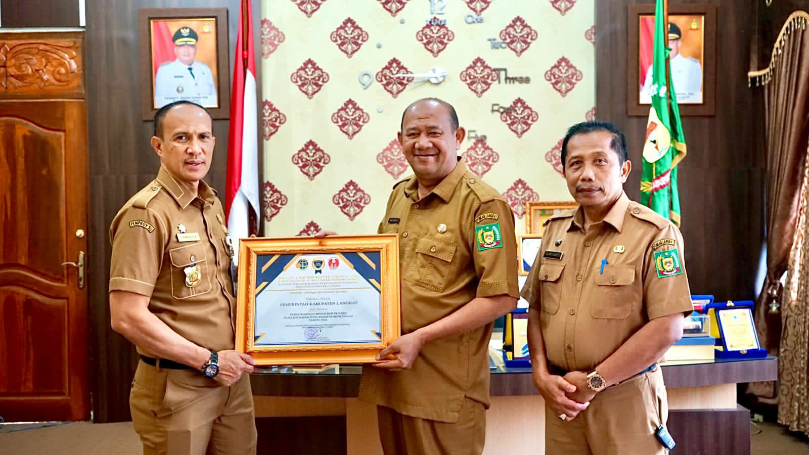 Kabupaten Langkat Terima Penghargaan Dari Kanwil BPN Provsu.