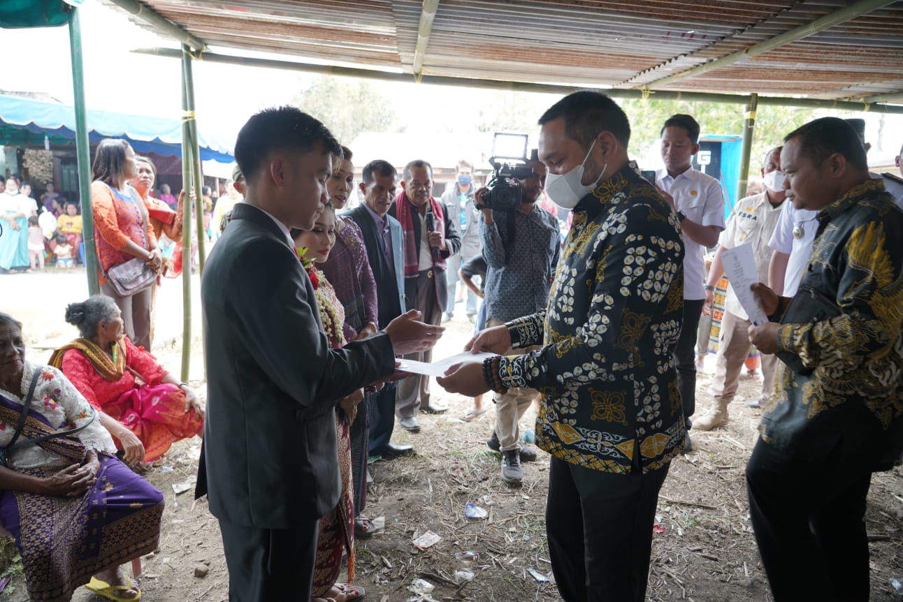 BUPATI PAKPAK BHARAT MENGHADIRI ACARA PEMBERKATAN PERNIKAHAN DAN MENYERAHKAN DOKUMEN KEPENDUDUKAN