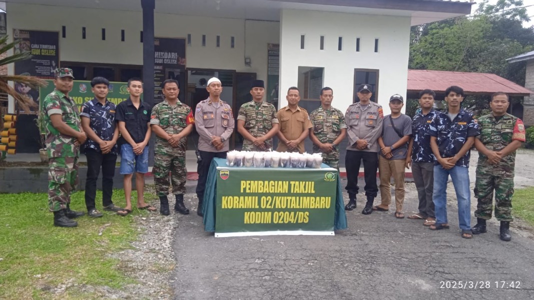 Koramil 02/Kutalimbaru bersama Polsek Kutalimbaru Bagikan Takjil kepada Warga