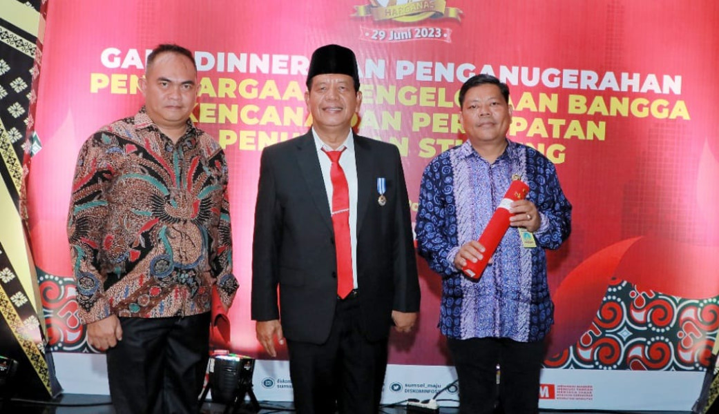 Bupati Simalungun Terima Penghargaan Manggala Karya Kencana