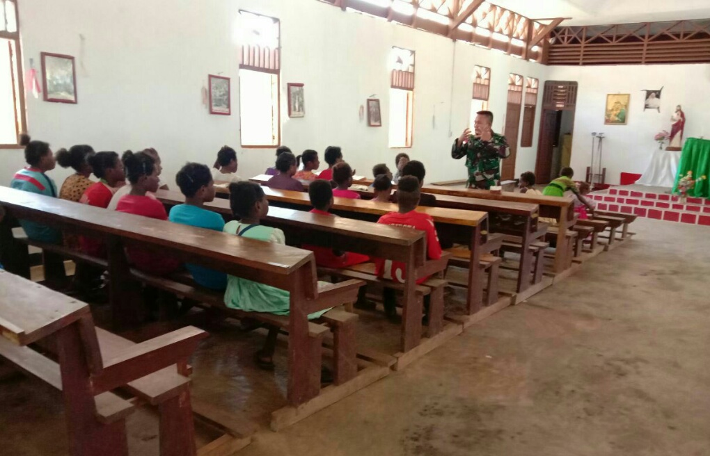 Prajurit Satgas Pamtas Yonif 125/Simbisa Turut Membantu Mengajar Anak Sekolah Minggu Di Gereja