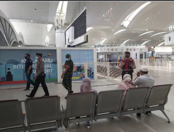 Polsek Kawasan Bandara Kualanamu Melaksanakan Monitoring Penggunaan Masker dan Patroli Di Areal Band