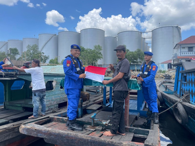 Satpolair Dumai Memasang Bendera Merah Putih Di Kapal Nelayan