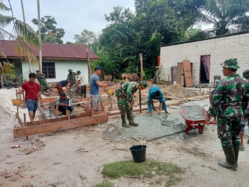 TMMD Kodim 0320 Dumai Kepedulian Perbaikan Rumah Tidak Layak Huni Milik Warga Kelurahan Bukit Kayu Kapur