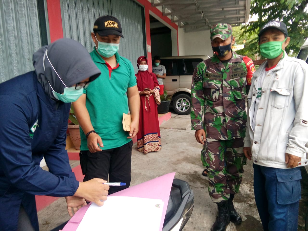 Babinsa Dampingi Pemulangan Pasien Sembuh Covid 19