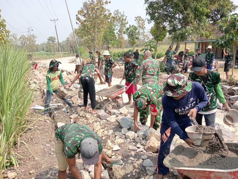 Wujudkan Akses Desa yang Layak, TNI dan Warga Mlale Sragen Bahu-Membahu Cor Jalan