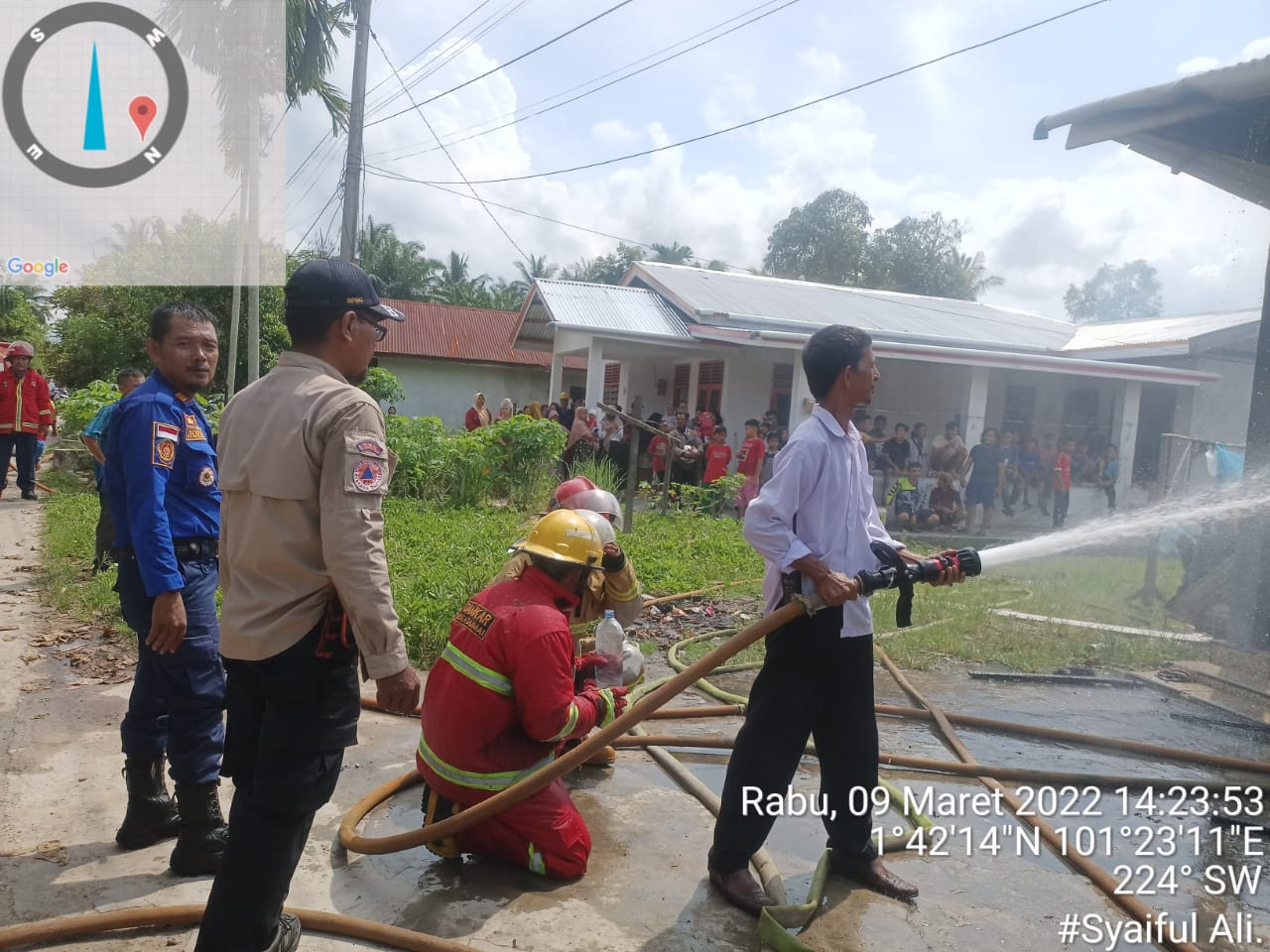 Damkar Kota Dumai Padamkan Rumah Warga yang Dilalap Si Jago Merah