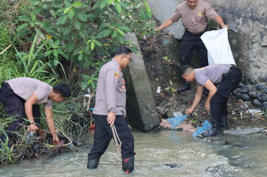 Polri Peduli lingkungan, Polresta Deli Serdang Bersihkan Sampah di Sekitaran Sungai Malinda