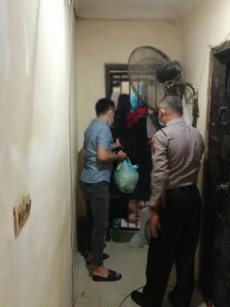 Kanit Reskrim Polsek Medan Baru Bersama Anggotanya Berikan Makanan Tambahan Ubi Rebus Kepada Tahanan