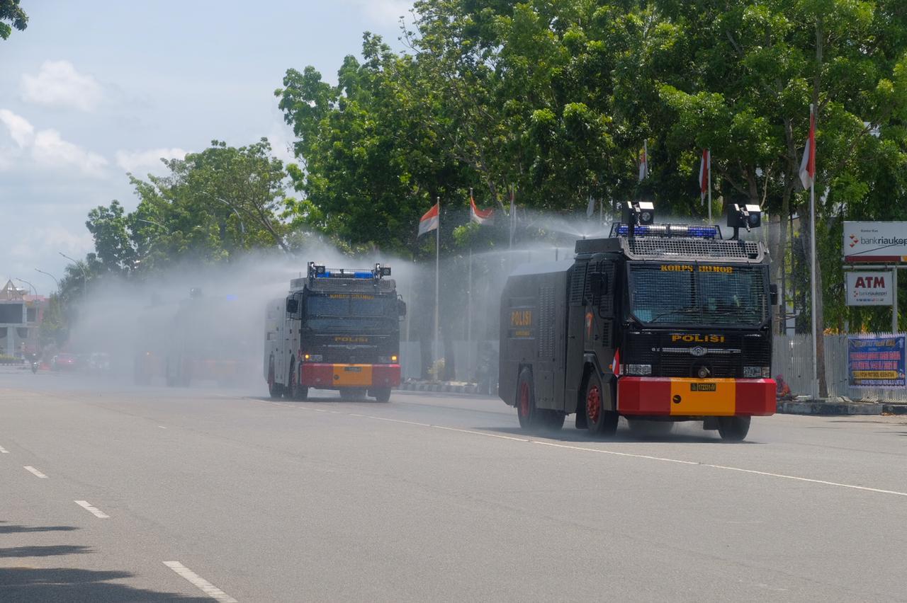 Polda Riau Bersama Forkopimda Lakukan Disinfektan Skala Besar Di Jalan.