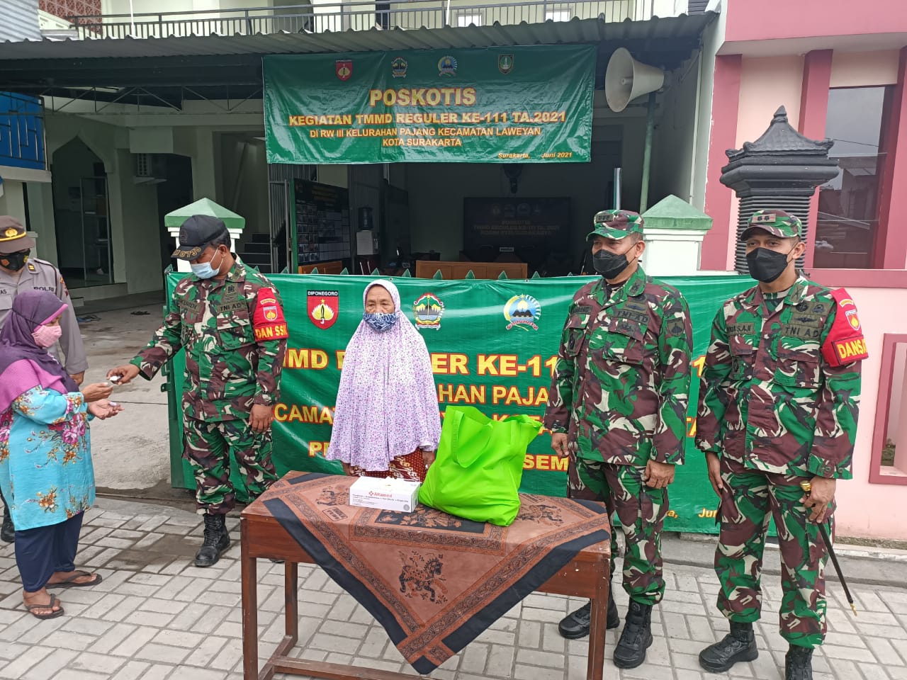 Tak Hanya Cek Progres TMMD, Tim Wasev Itdam IV/Diponegoro Juga Berikan Bingkisan Kepada Warga