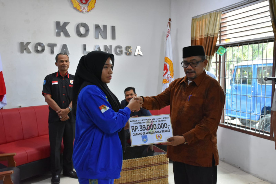 Pj Walikota Langsa Serahkan Bonus Kepada Atlit Peraih Medali Pora