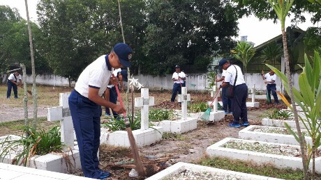 Dalam Rangka HUT Ke-13 Lanal Tanjung Balai Asahan Laksanakan Karya Bakti di Makam Pahlawan 