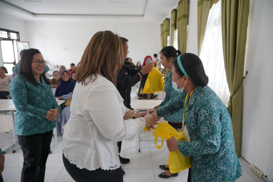 Ketua Dekranasda Pakpak Bharat Buka Pelatihan Membayu