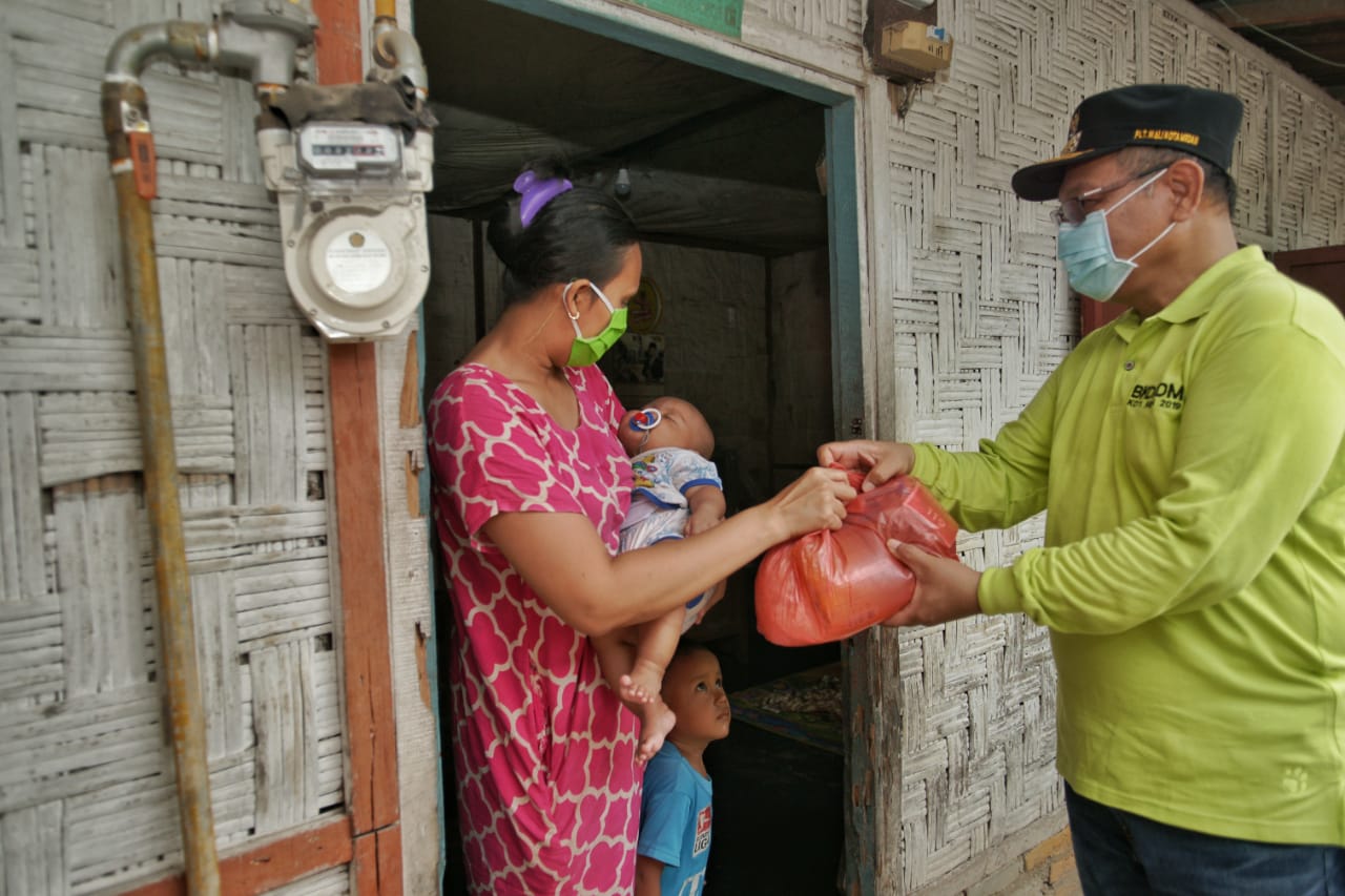 Plt Wali Kota Medan Ir H Akhyar Nasution MSi Menyerahkan Langsung Bantuan Paket Kepada Warga