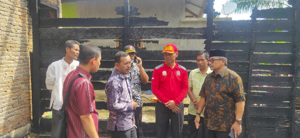 Baitul Mal Serahkan Bantuan pada Korban Kebakaran