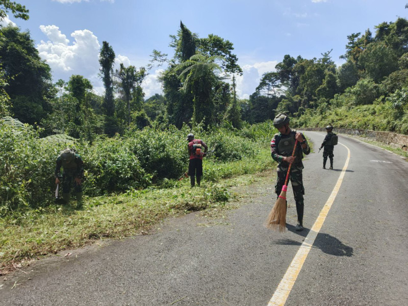 Jalin Kebersamaan, Satgas Yonif 512/QY Gotong Royong Bersama Masyarakat Bersihkan Jalan di Kampung