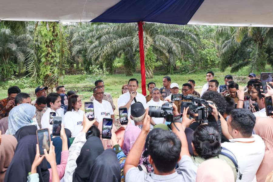 AHY Blusukan di Riau, Mulai dari Ganti Mobil hingga Layani Warga Foto di Kebun  Pekanbaru