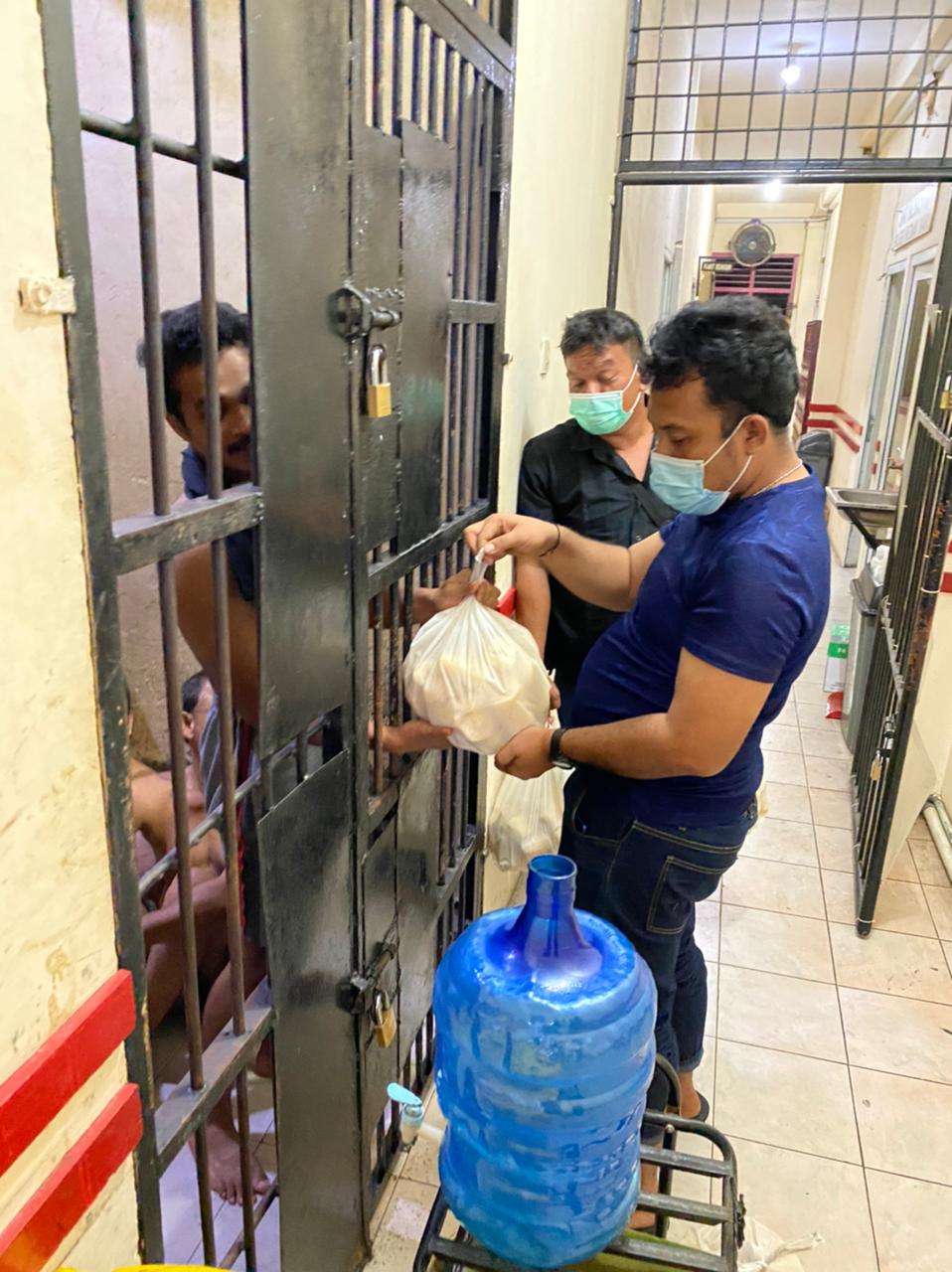 Kembali  Tahanan Polsek Medan Baru, Mendapat Makan Malam Tambahan 50 Kg Ubi Rebus. 