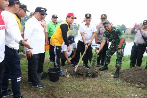 Wali Kota bersama Masyarakat, TNI/Polri Bersihkan Danau Siombak