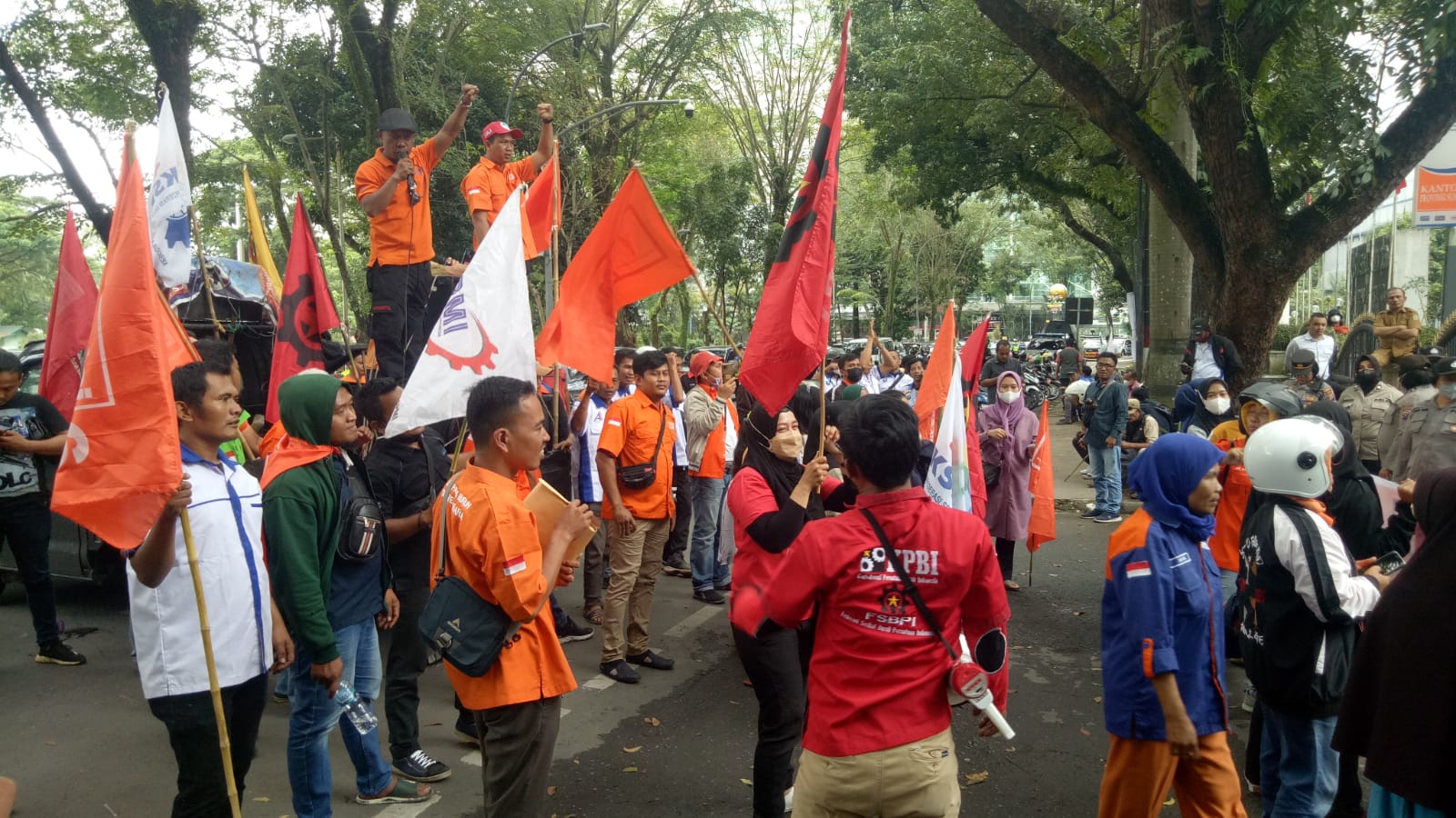 Aksi Tolak Perppu Cipta Kerja di DPRD Sumut, Tony: Menyengsarakan Kaum Kecil