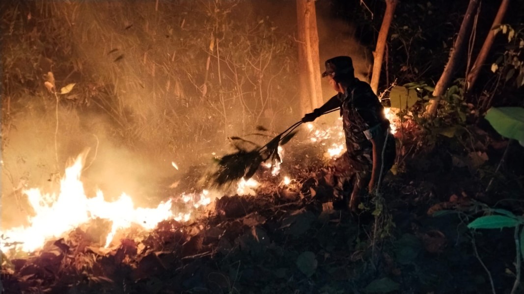 Api Berkobar di Bawah Jurang, Babinsa Klego Bergerak Cepat Cegah Merembet ke Permukiman