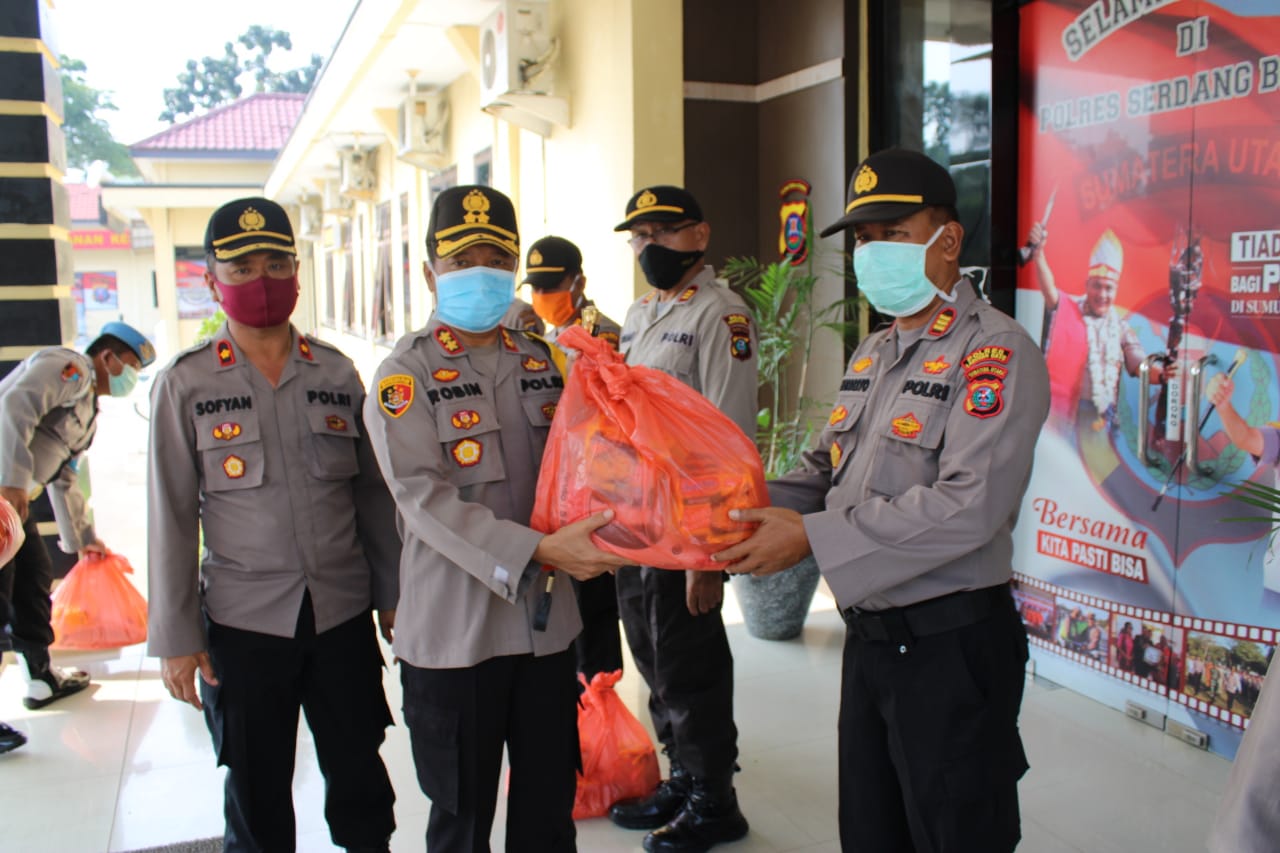 Kapolres AKBP Robin Serahkan Sembako,Jajaran Polsek sergai Gelar Bakti Sosial Serentak