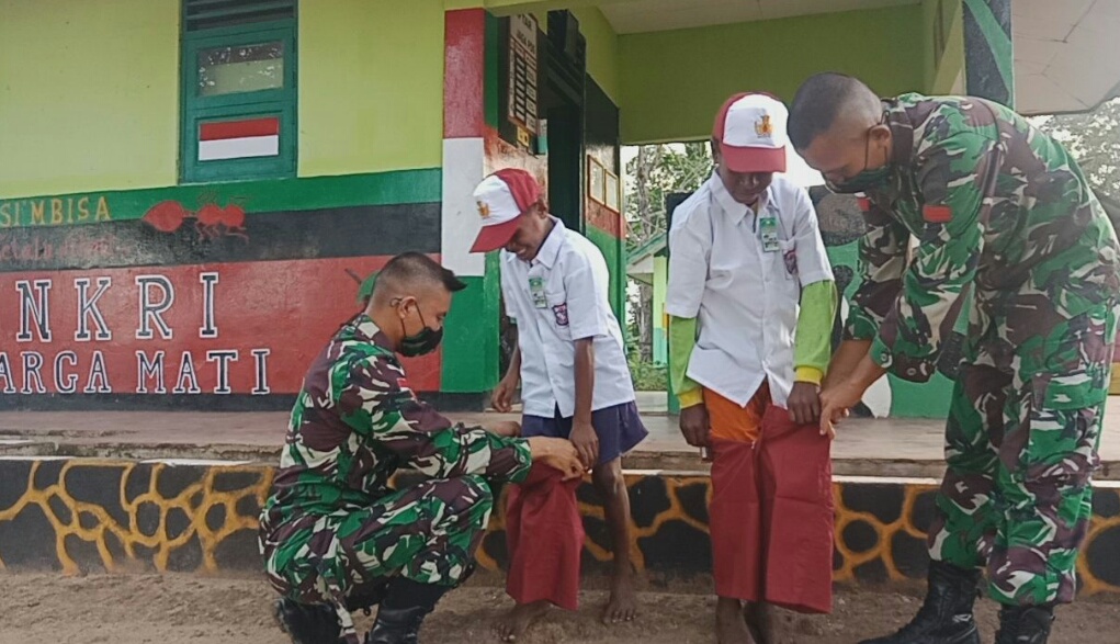 Kebahagiaan Aldrian dan Riky Saat Dapat Hadiah dari Satgas Pamtas Yonif 125/Simbisa
