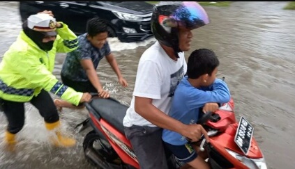 Kota Dumai Diguyur Hujan Lebat Banjir,AKP.Akira Ceria Menolong Pengendara Mogok