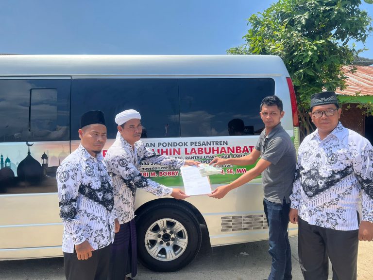 Pesantren Darus Sholihin Labuhanbatu mendapat bantuan mobil dari Boby Nasution