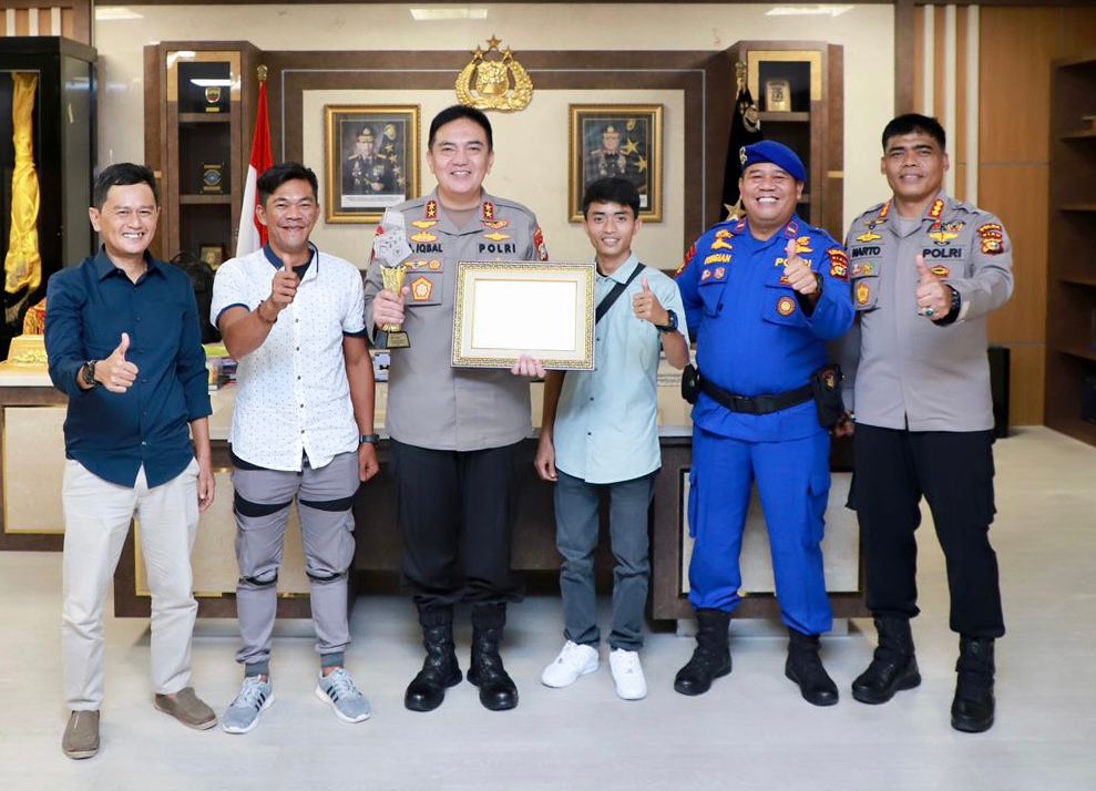 Kapolda Riau Jamu Pemenang Pertama Lomba Film SOGOK