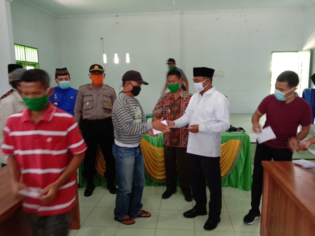 Wabup  H Darma Wijaya SE Bantu Upah Tukang Korban Angin Puting Beliung Desa Sei Buluh Sergai