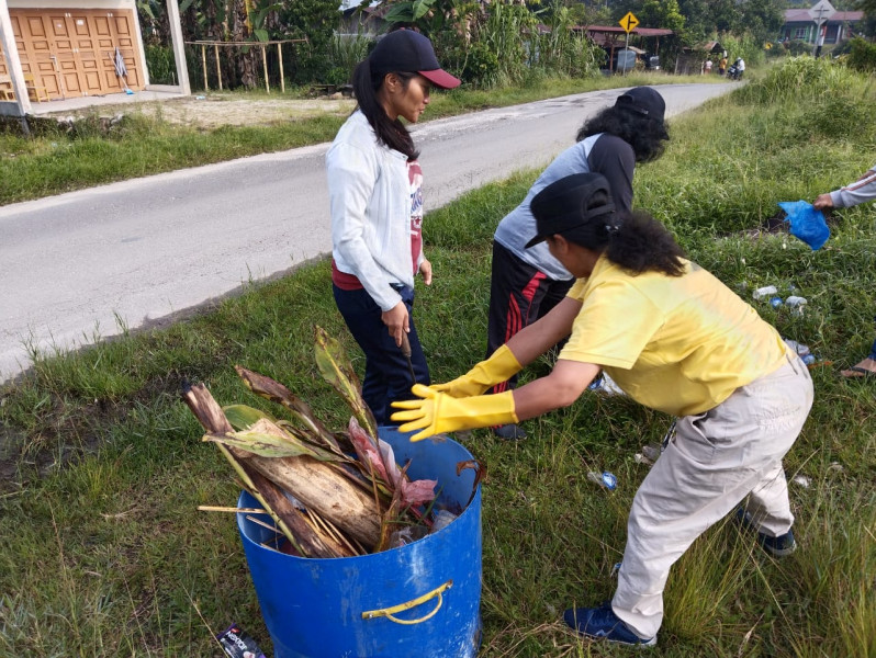Camat Salak, Herlita Banurea, MAP Memimpin Gerakan Sabtu Bersih Menuju Kota Salak BERKARYA