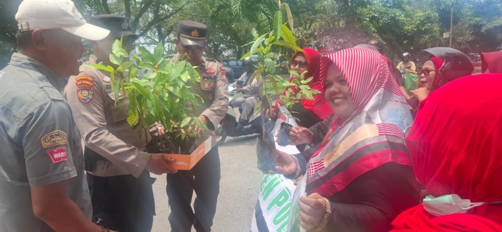 Polsek Dumai Timur Berikan Reward Bibit Pohon kepada Pendemo Baffer Zone Aliansi AMPIZONE