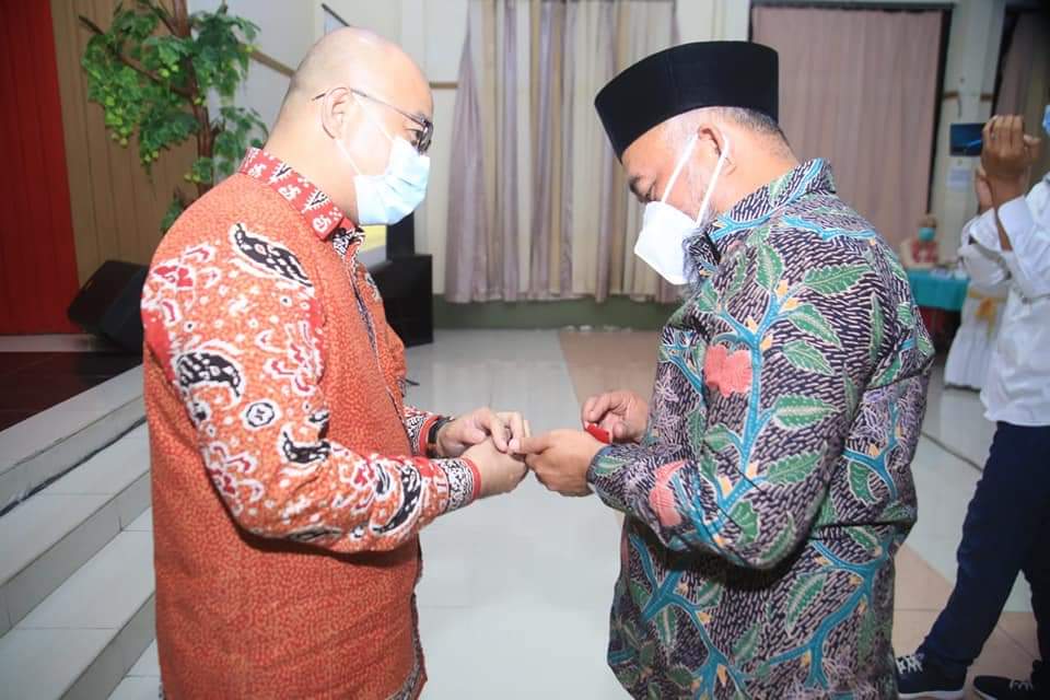 Bupati Labuhanbatu Berikan Cendramata Kepada Ketua PN Kelas IB Rantauprapat