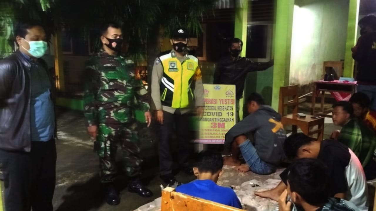 Berkerumun Tak Pakai Masker Sejumlah Pemuda Mendapat Sanksi