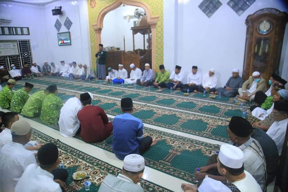 Bupati Melaksanakan Sholat Subuh di Masjid Al Hidayah Rantau Selatan 