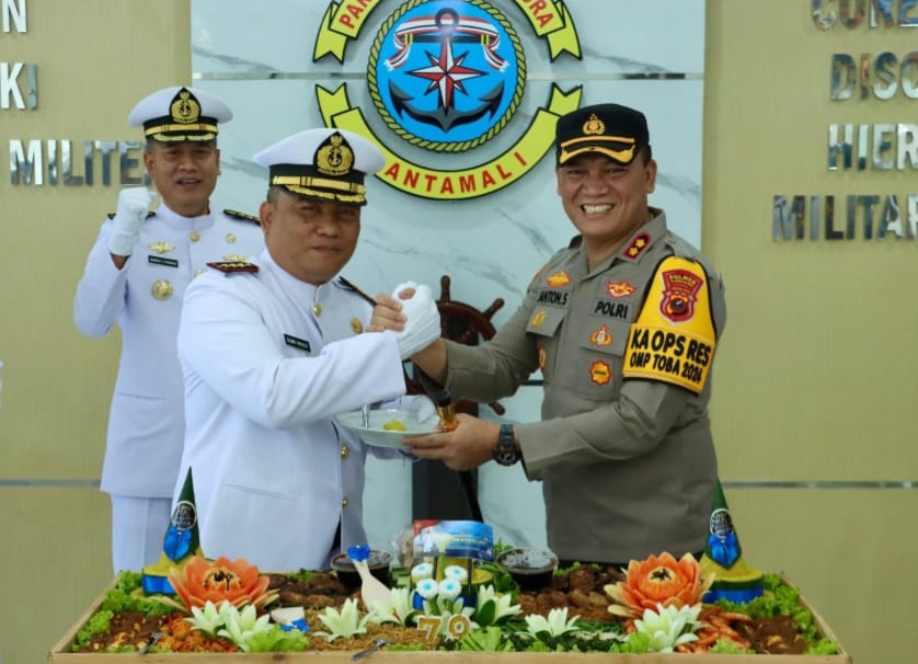 Polres Pelabuhan Belawan Beri Kejutan Di HUT TNI AL Ke 79 Di Mako Lantamal I Belawan