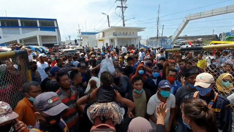 Jelang Hari Raya Idul Fitri Ribuan Pemudik Padati Terminal Bandar Deli
