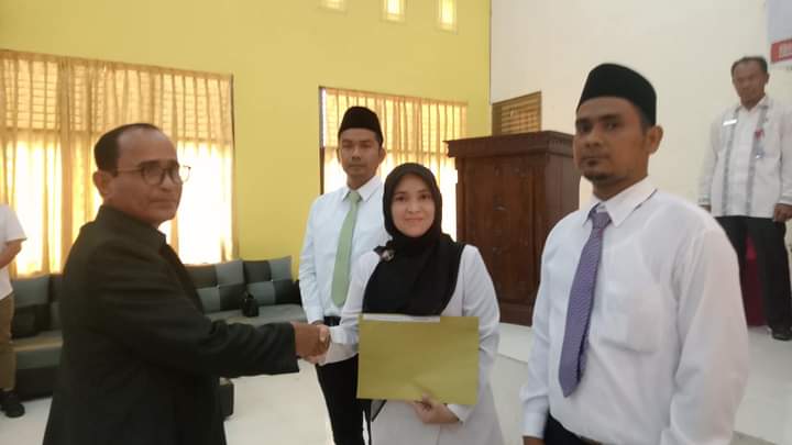 Pj Bupati Aceh Timur Serahkan 130 SK PPPK Tenaga Kesehatan