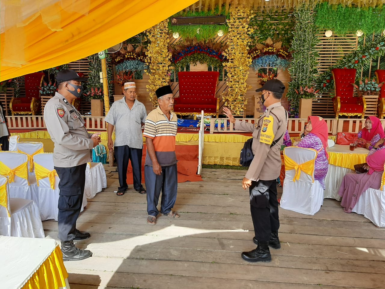 Pesta Perkawinan disambangi Personel Polsek Panai Tengah dan dianjurkan untuk mematuhi Prokes 