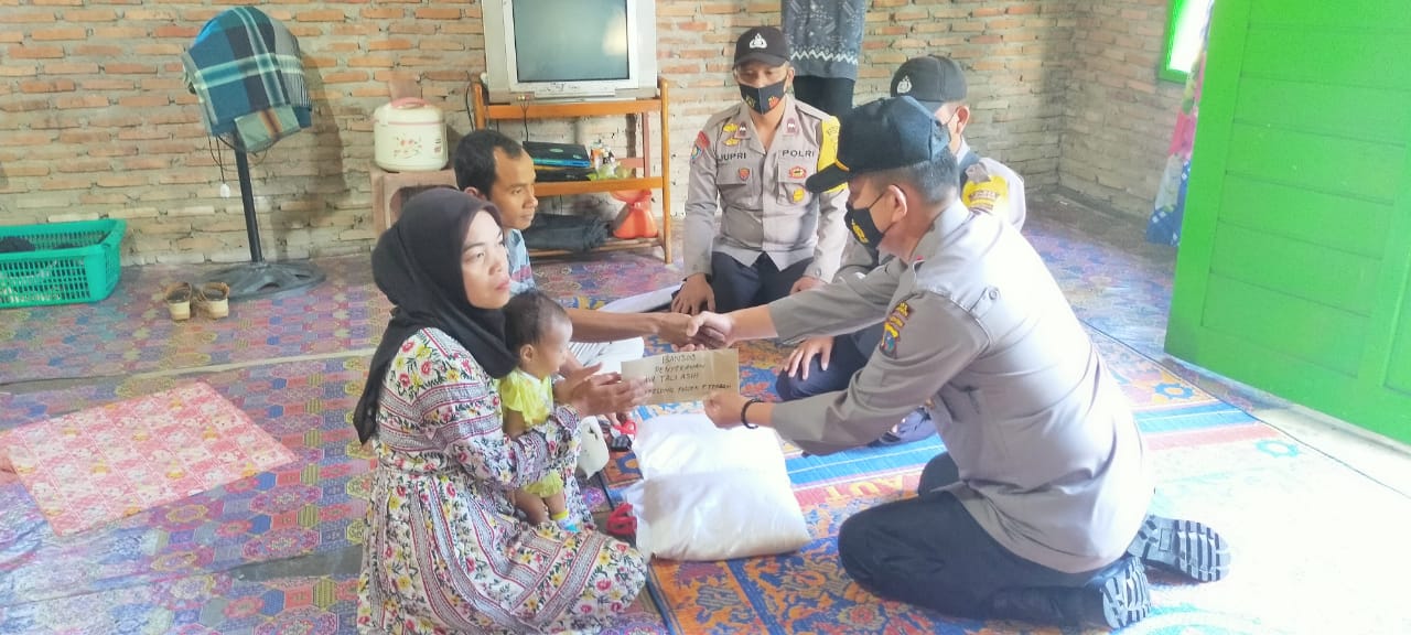 Putri Dinanti Harahap Penderita Jantung Bocor Mendapat Bantuan dari Polsek Panai Tengah
