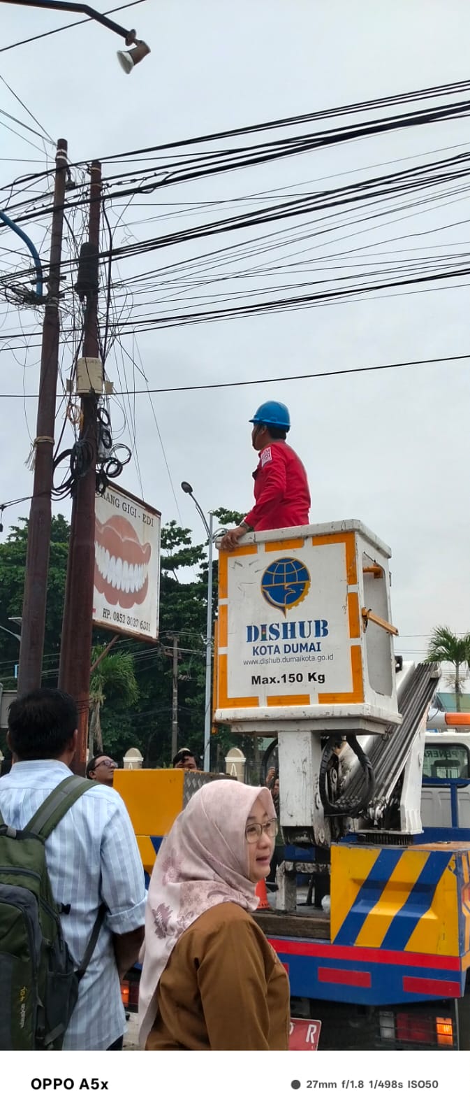 Ketua Komisi II DPRD Dumai Muhammad Dochlas Manurung Turun Langsung Tertib  Kabel  Optik Semrawut Putuskan