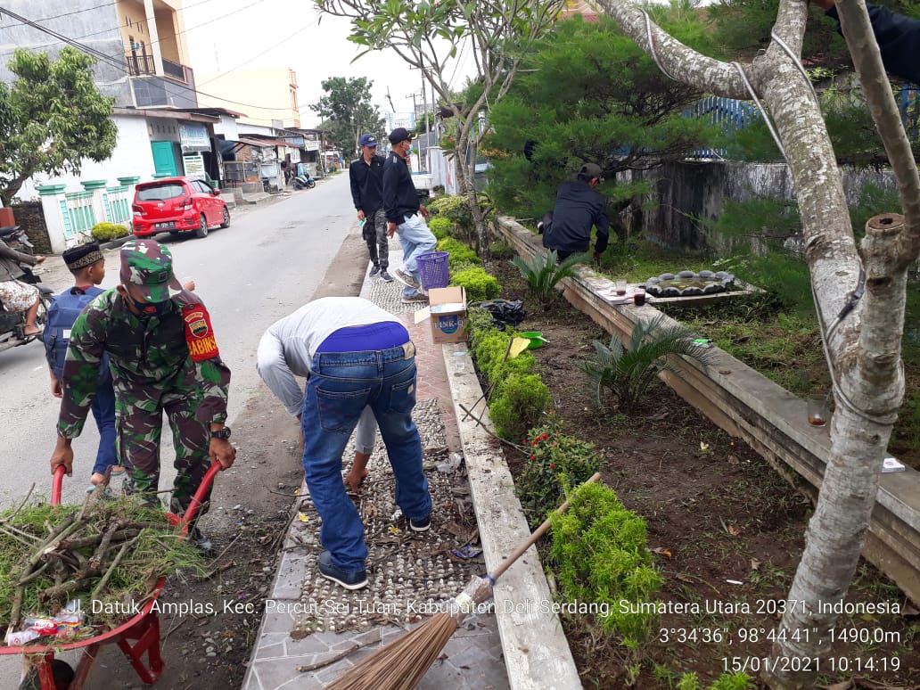 Pentingnya Hidup Sehat,Babinsa Koramil 0201-13/PST Gotong Royong Bersihkan Area Kantor Desa