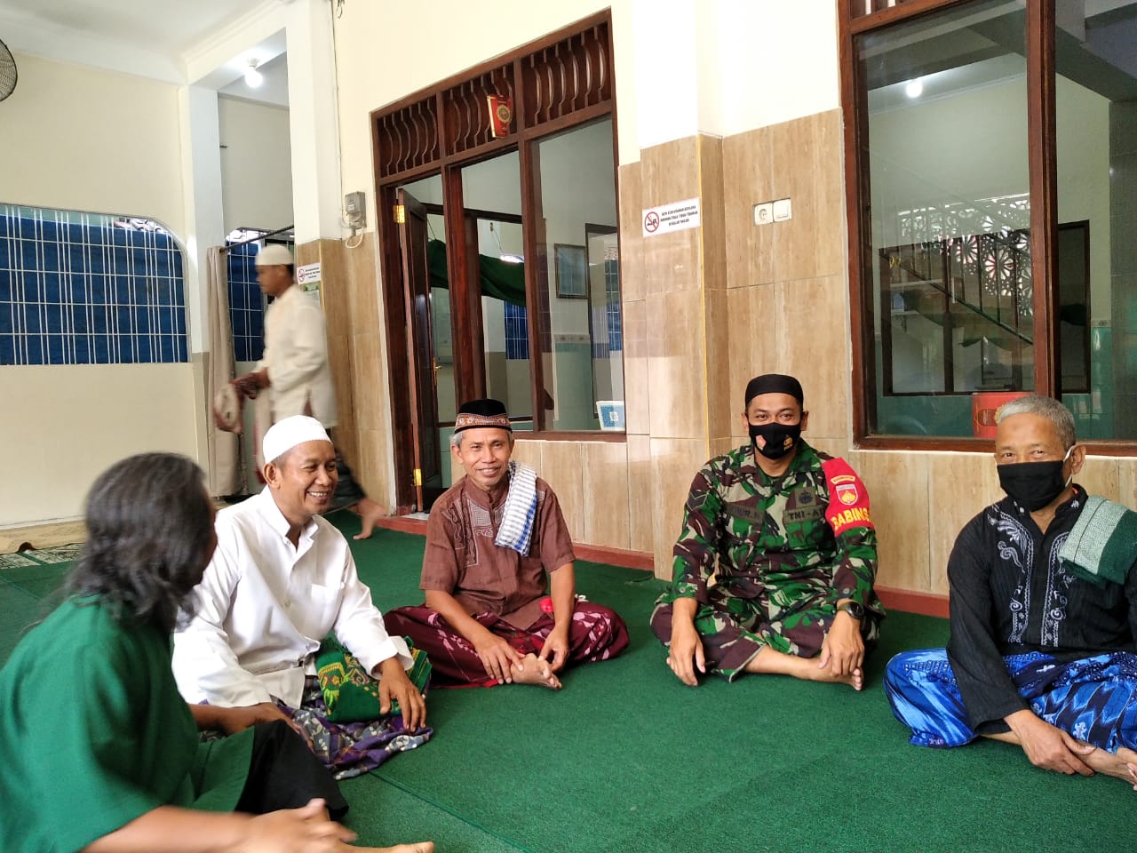 Sholat Jum’at Bersama Alat Komsos Bagi Serka Hakib dengan Warga Binaannya