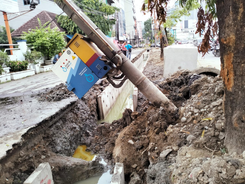 Perbaikan Drainase Dinas SDAMBMK Kota Medan Bikin Tiang Trapo PLN Tumbang