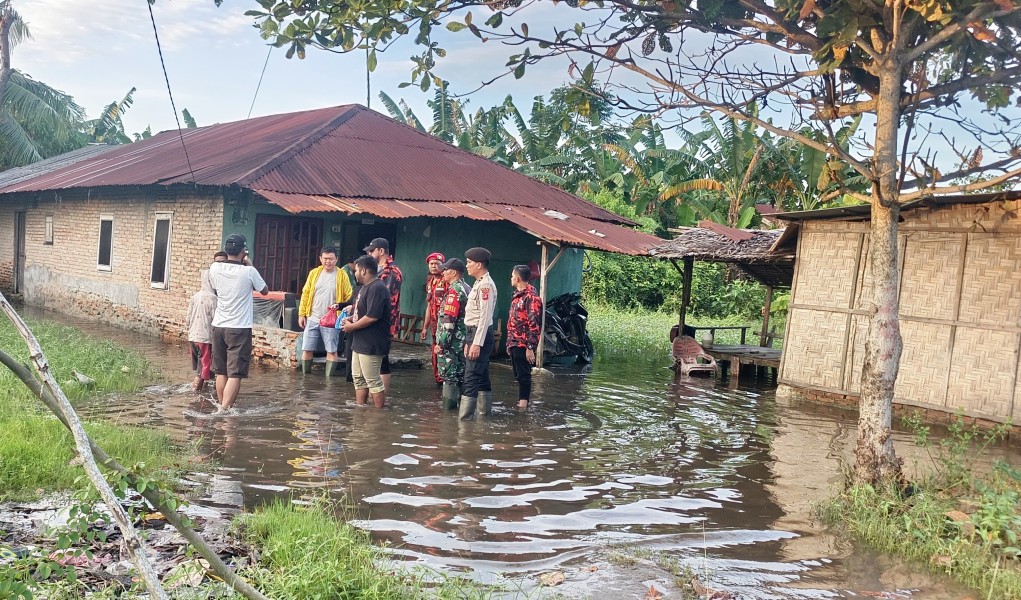 Sinergi Peduli Banjir: Anggota DPRD, Polsek Pantai Cermin, Koramil, dan Pemuda Pancasila Turun Langsung Ringankan Warga Terdampak