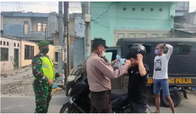 Cegah Penyebaran Covid-19, Personil Polresta Deli Serdang dan Instansi Terkait Rutin Bagikan Masker 