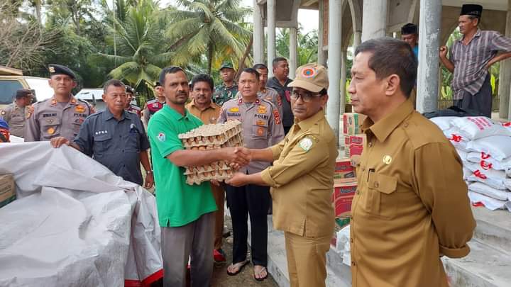 Pj. Bupati Aceh Timur Serahkan Bantuan Logistik Untuk Korban Banjir