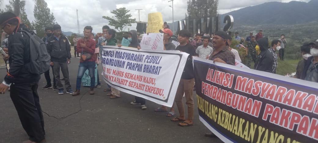 Masyarakat Peduli Pembangunan Lakukan Unjuk Rasa Depan Kantor Bupati Mana Janjimu